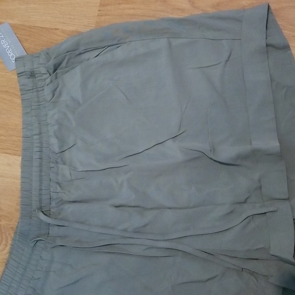 Forever 21 green shorts 1X NWT - Picture 3 of 8